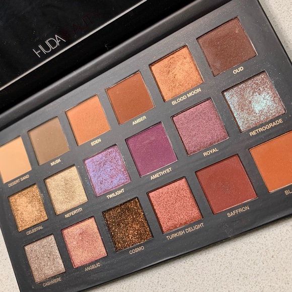 Huda Beauty desert dusk eyeshadow palette - Picture 1 of 3